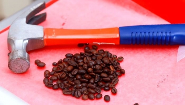 
                                Как перемолоть кофе без кофемолки                            