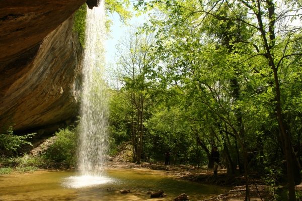 Красивый и изящный водопад Козырек в Крыму