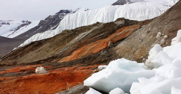 Кровавый водопад — жуткая загадка Антарктиды
