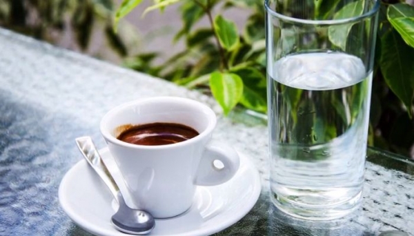 
                                Почему после кофе надо пить воду                            