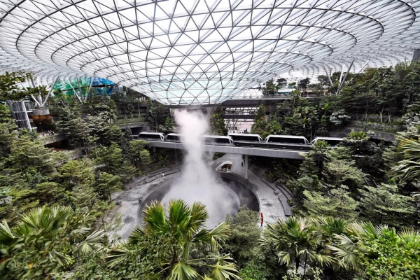 Самый большой искусственный водопад аэропорту Сингапура Чанги
