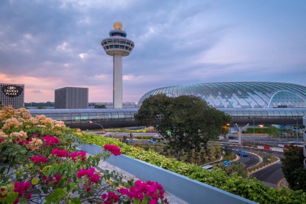 Самый большой искусственный водопад аэропорту Сингапура Чанги