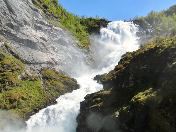 Скалы с водопадом в виде головы, природное чудо или человеческое искусство