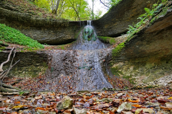 Скалы с водопадом в виде головы, природное чудо или человеческое искусство
