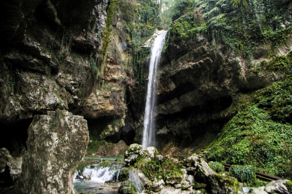 Водопад Пасть дракона около Сочи